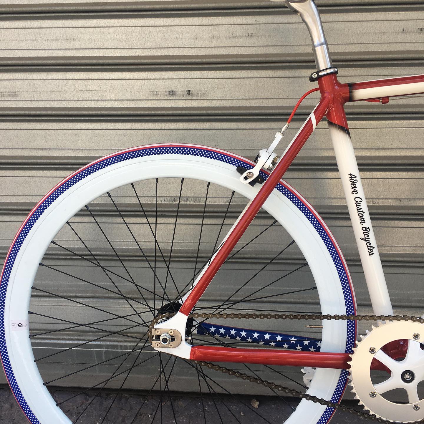Custom paint detail με αμερικανική σημαία σε frame ποδηλάτου