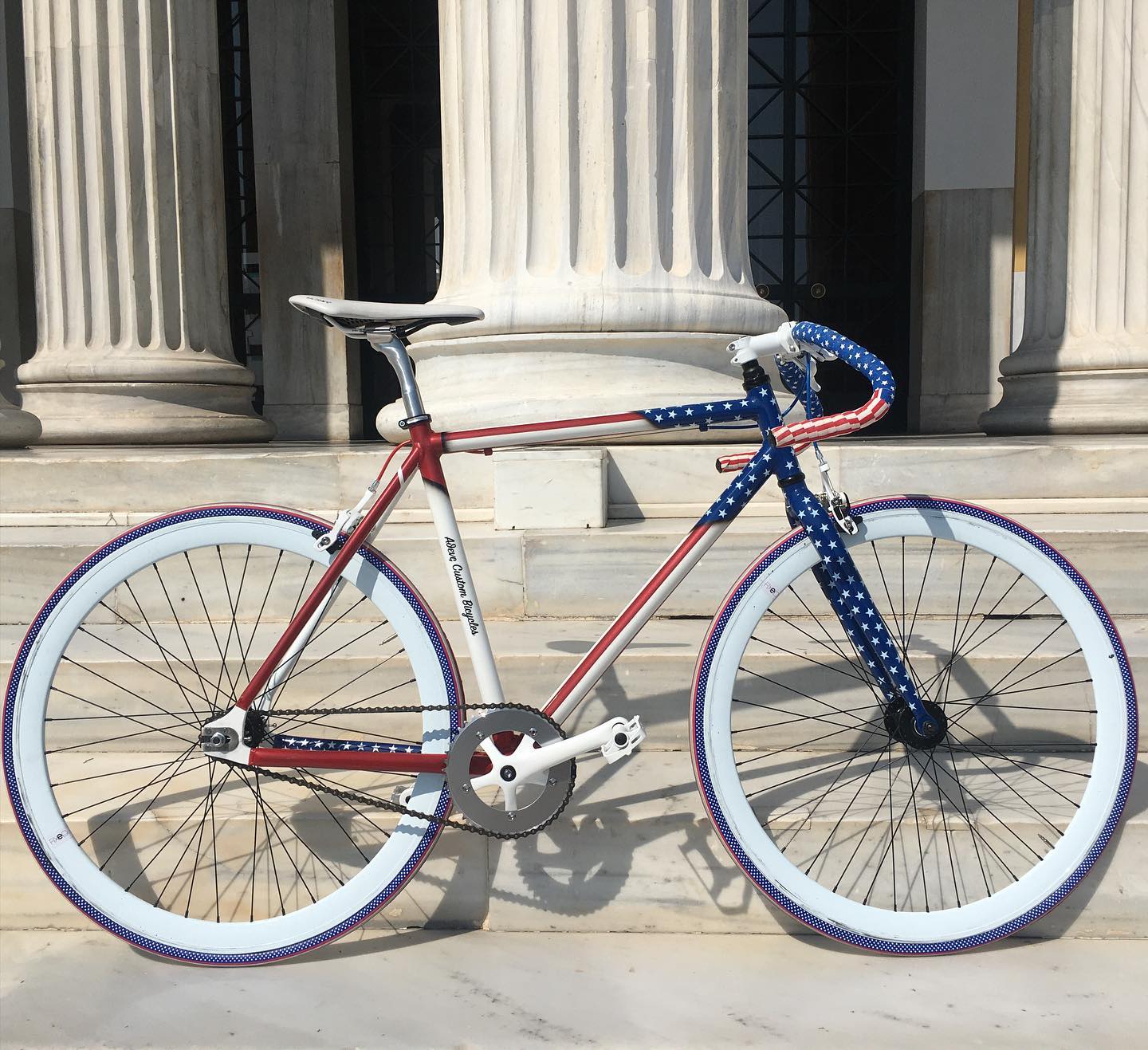 Μοναδικό custom bike με American patriotic paint scheme