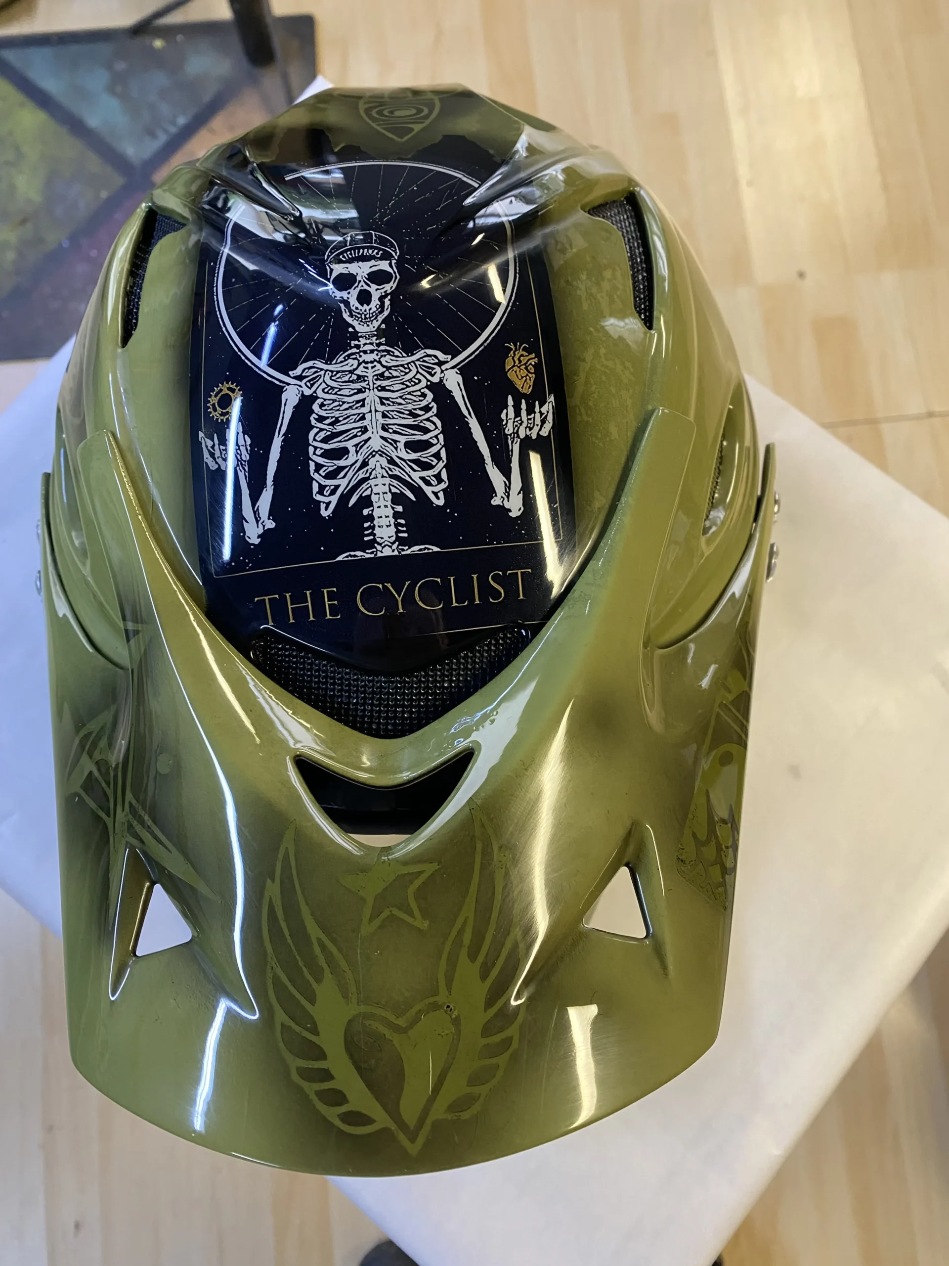 ustom βαφή κράνους The Cyclist design λαδί χρώμα