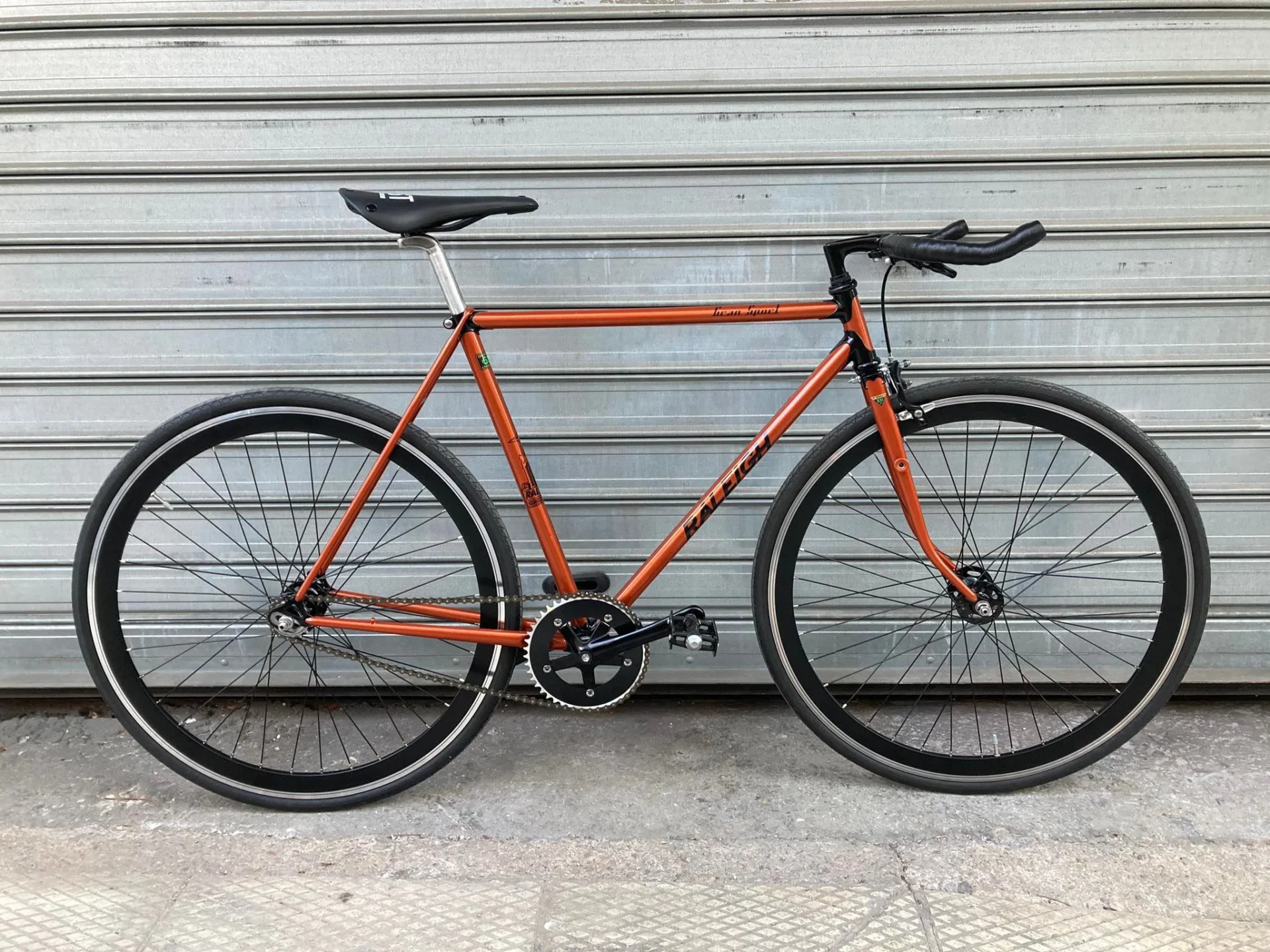 Πλήρης άποψη του custom Raleigh Gran Sport single speed ποδηλάτου με χάλκινο χρώμα και bullhorn τιμόνι.