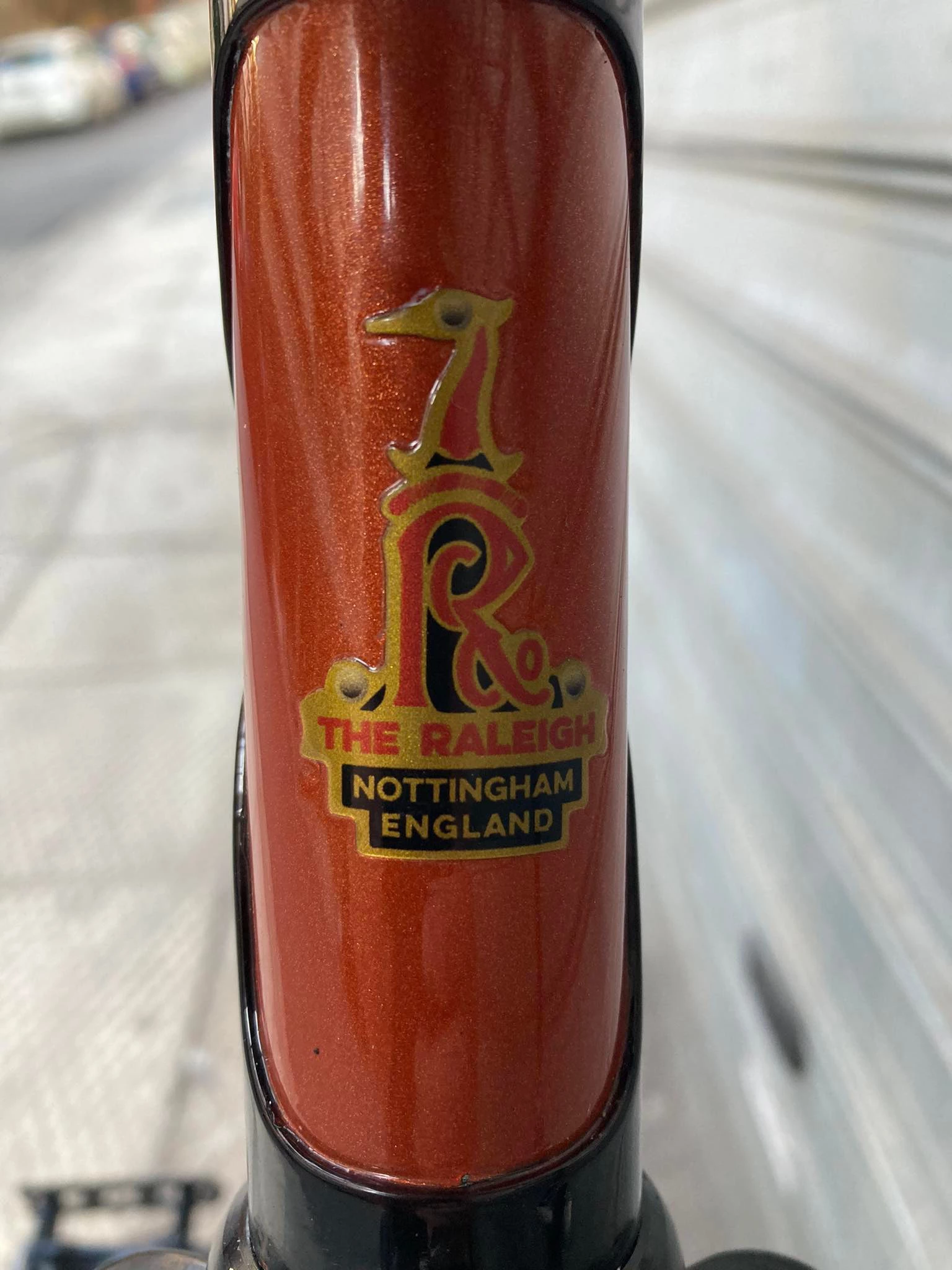 Το κλασικό λογότυπο Raleigh Nottingham στο head tube του ποδηλάτου μετά την ανακατασκευή.