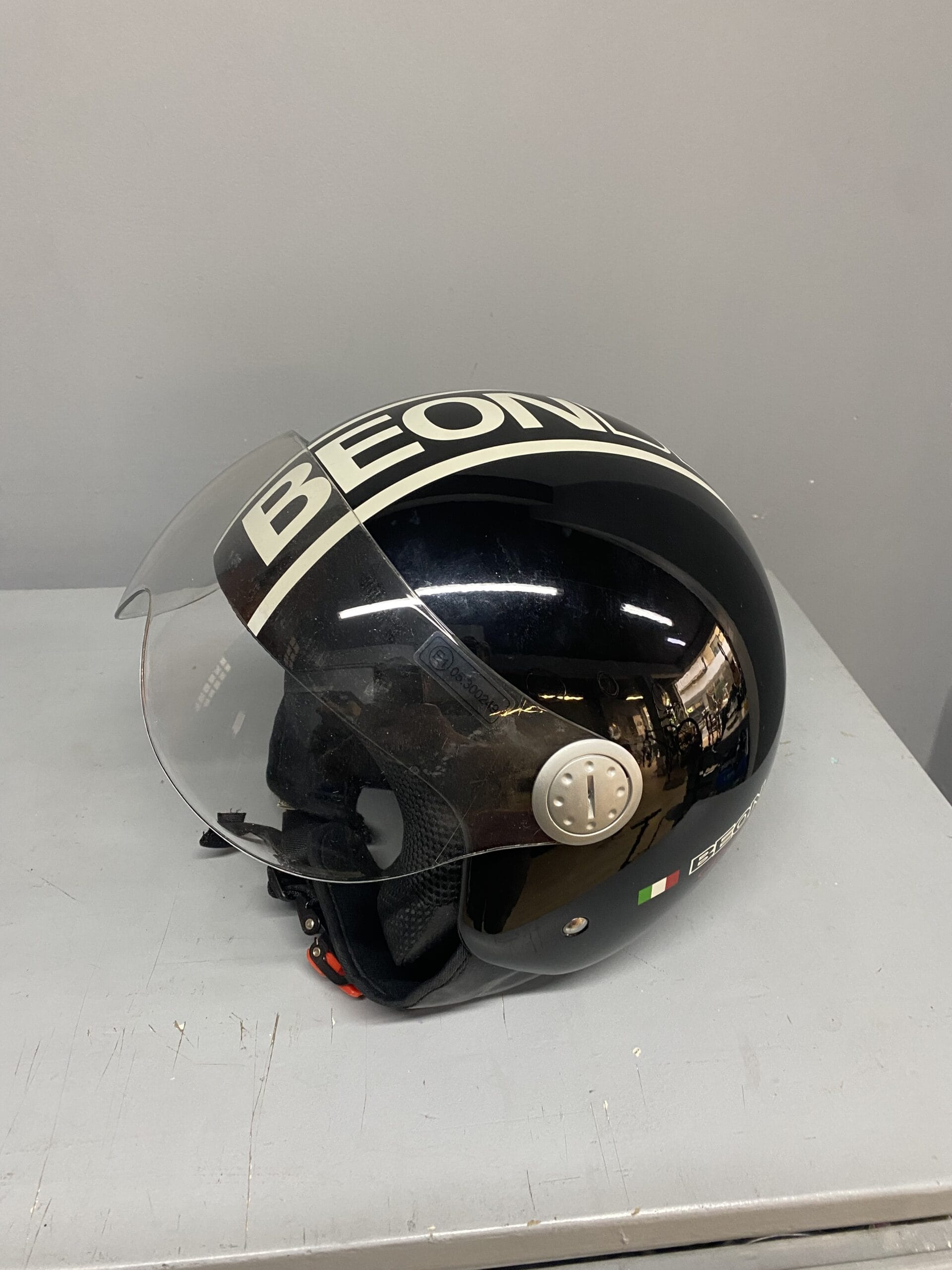 Μαύρο κράνος Beon πριν την custom βαφή