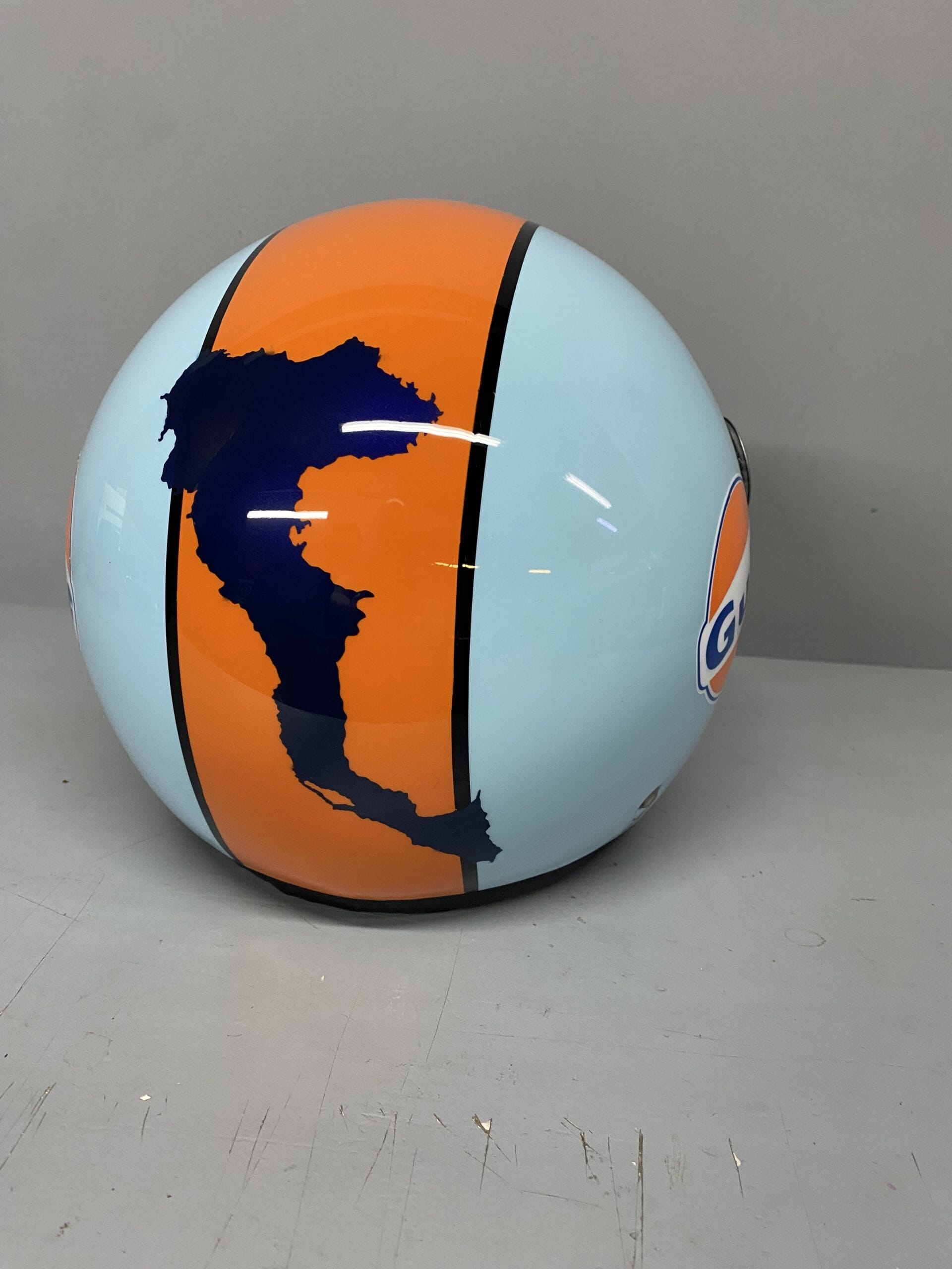 Πίσω άποψη custom βαφής κράνους με αγωνιστική λωρίδα και χάρτη της Κέρκυρας.