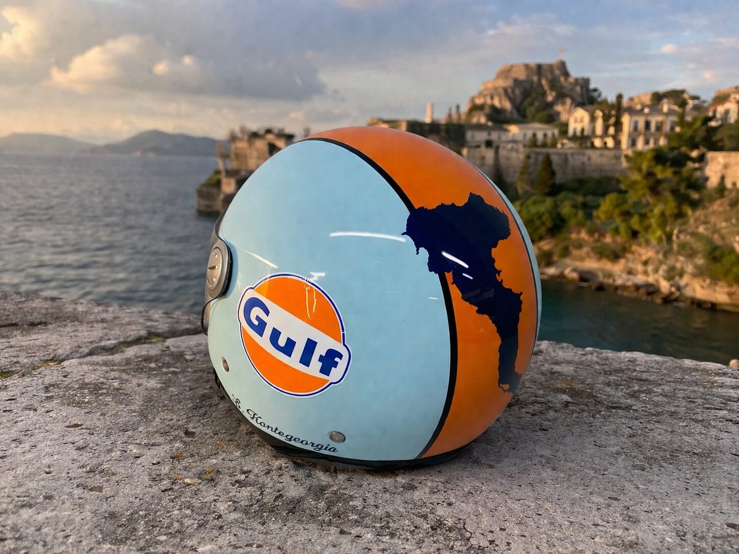 Πίσω άποψη custom βαφής κράνους με αγωνιστική λωρίδα.