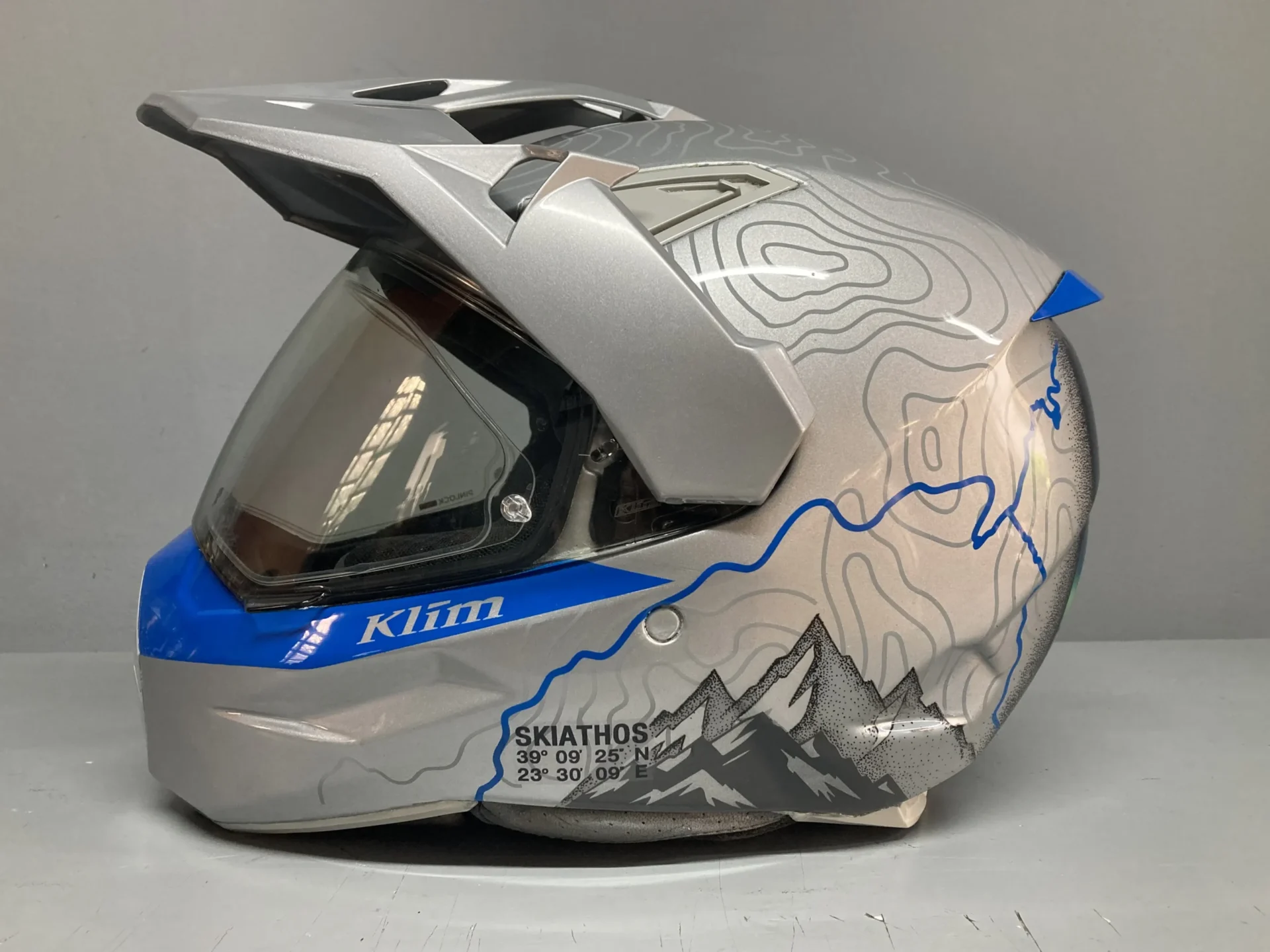 Πλαϊνή άποψη custom painted κράνους Klim με τοπογραφικό χάρτη και συντεταγμένες Σκιάθου.