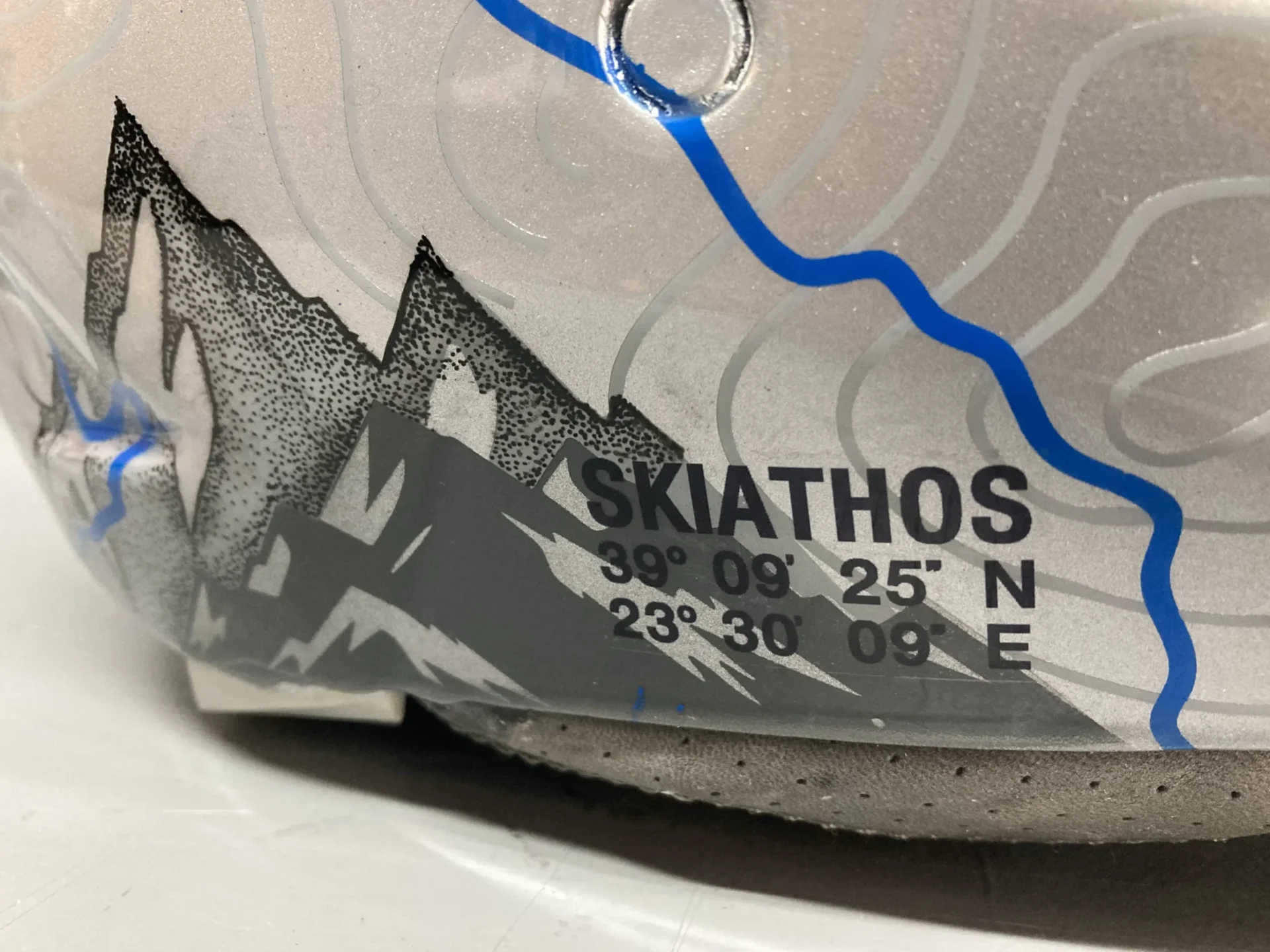 Λεπτομέρεια custom painted κράνους Klim με τις συντεταγμένες της Σκιάθου.