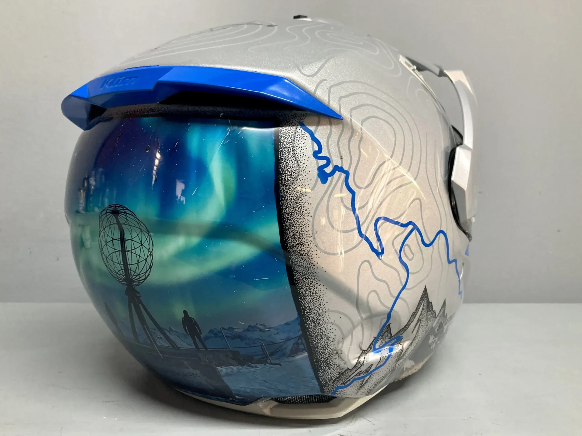 Άλλη πίσω άποψη του custom painted κράνους Klim που δείχνει το Nordkapp και το Βόρειο Σέλας.