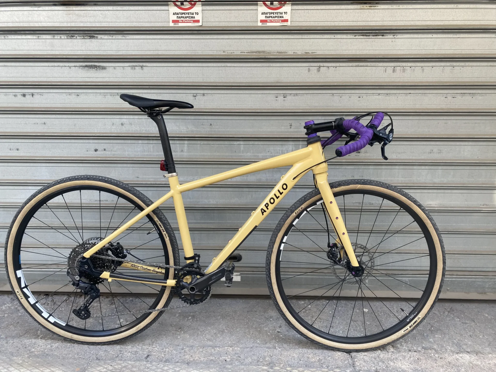 Custom gravel ποδήλατο APOLLO σε μπεζ Sandy Desert χρώμα με μαύρες λεπτομέρειες