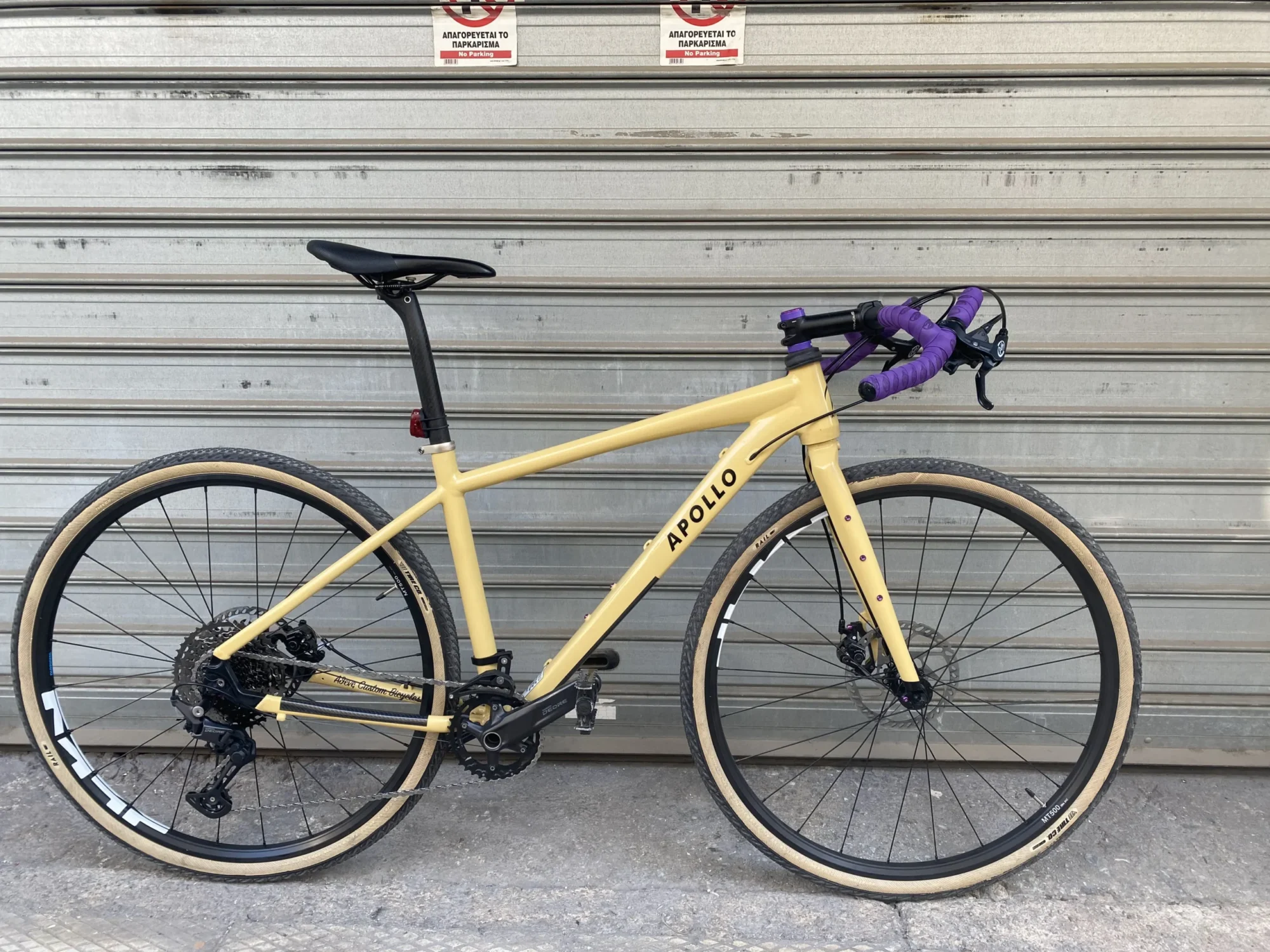 Custom gravel ποδήλατο APOLLO σε μπεζ Sandy Desert χρώμα με μαύρες λεπτομέρειες