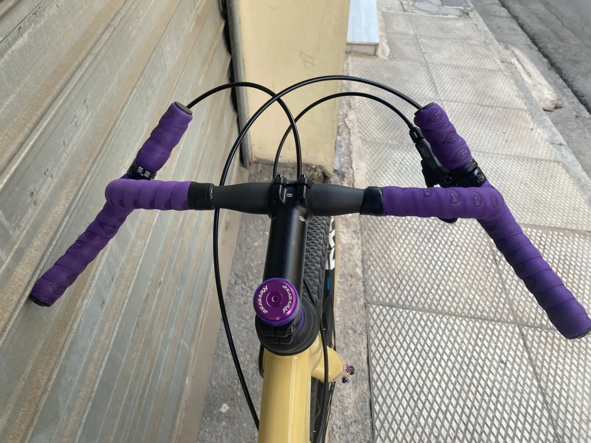 Custom gravel ποδήλατο APOLLO με πορφυρή ταινία τιμονιού και μωβ spacers