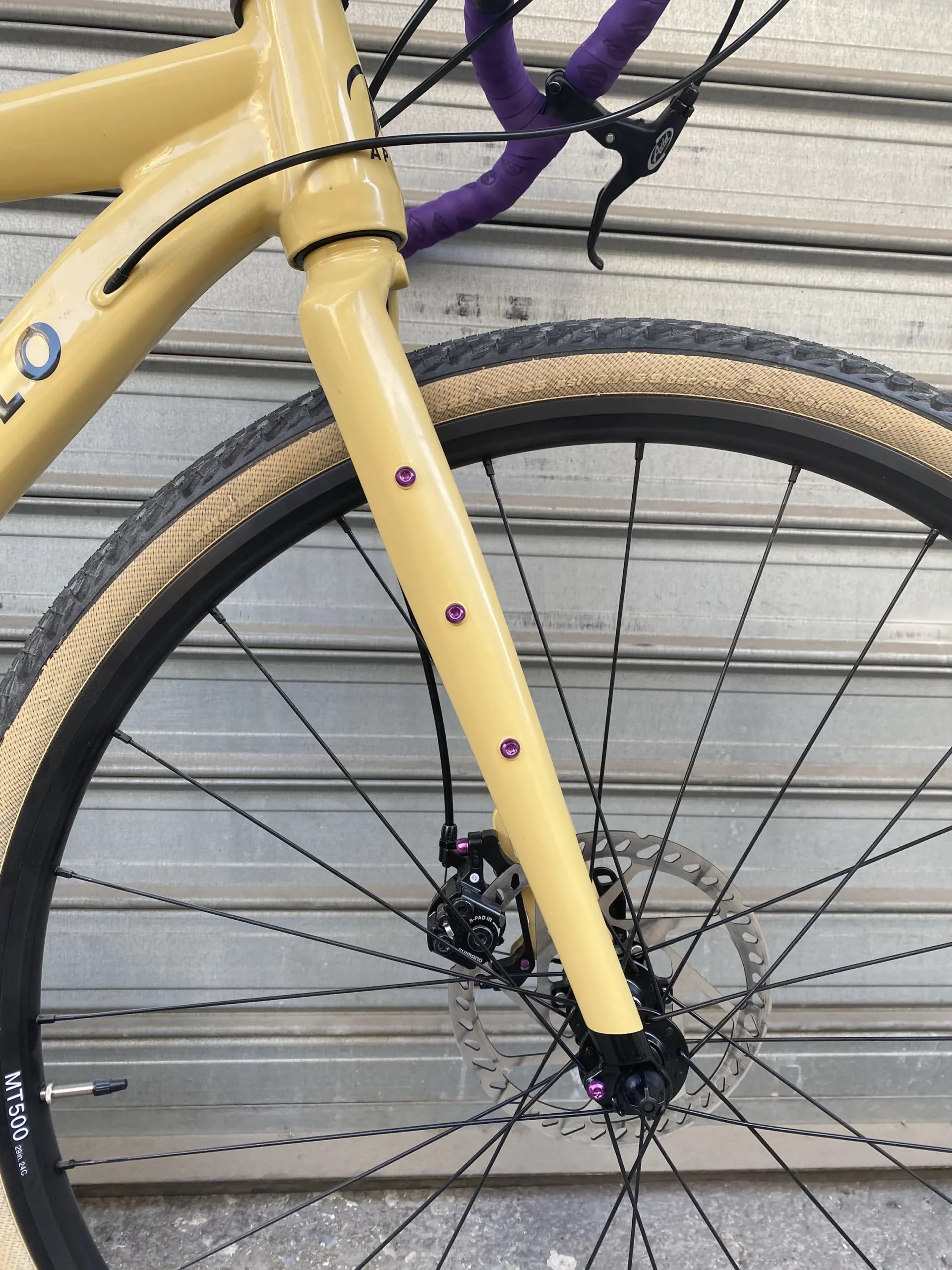 Πιρούνι custom gravel ποδηλάτου APOLLO σε Sandy Desert μπεζ με μωβ βίδες
